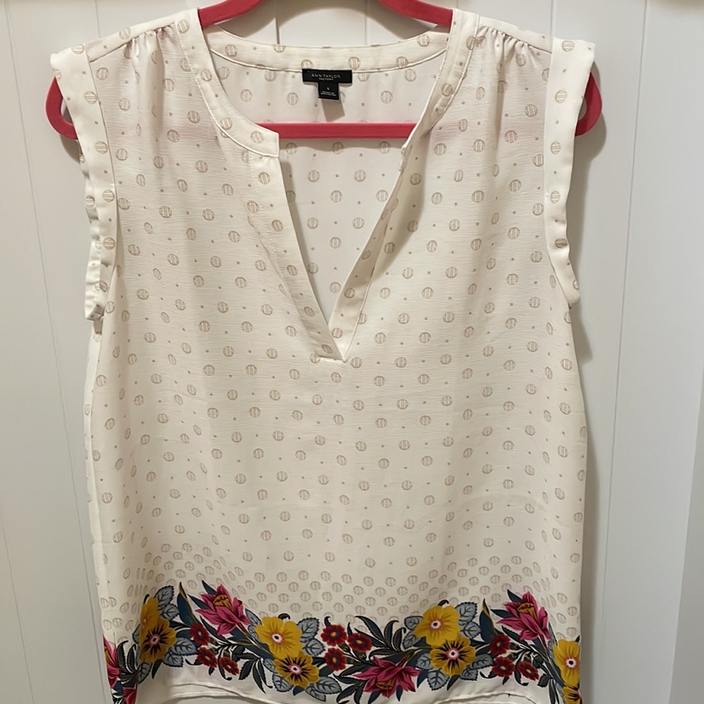 🛍️ 3 for $12 ANN TAYLOR light weight blouse perfect for summer size small